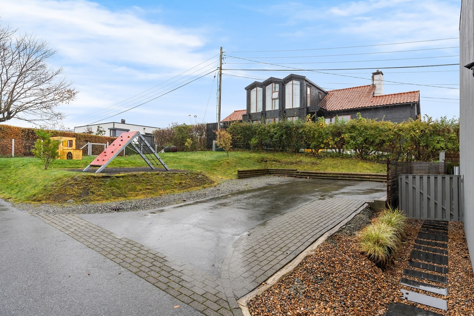 Gjesteparkering like ved huset. Galleribilde