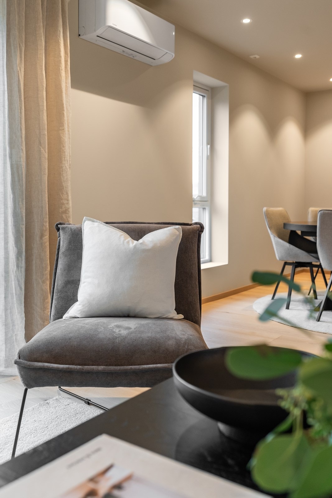 Vegger og tak i stue og kjøkken er nymalt, i en dus og fin jordtone. Galleribilde