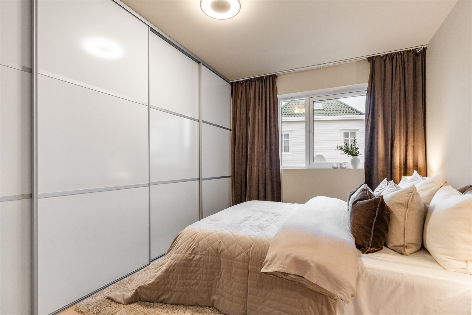 Hovedsoverom med stor, praktisk skyvedørsgarderobe. Galleribilde