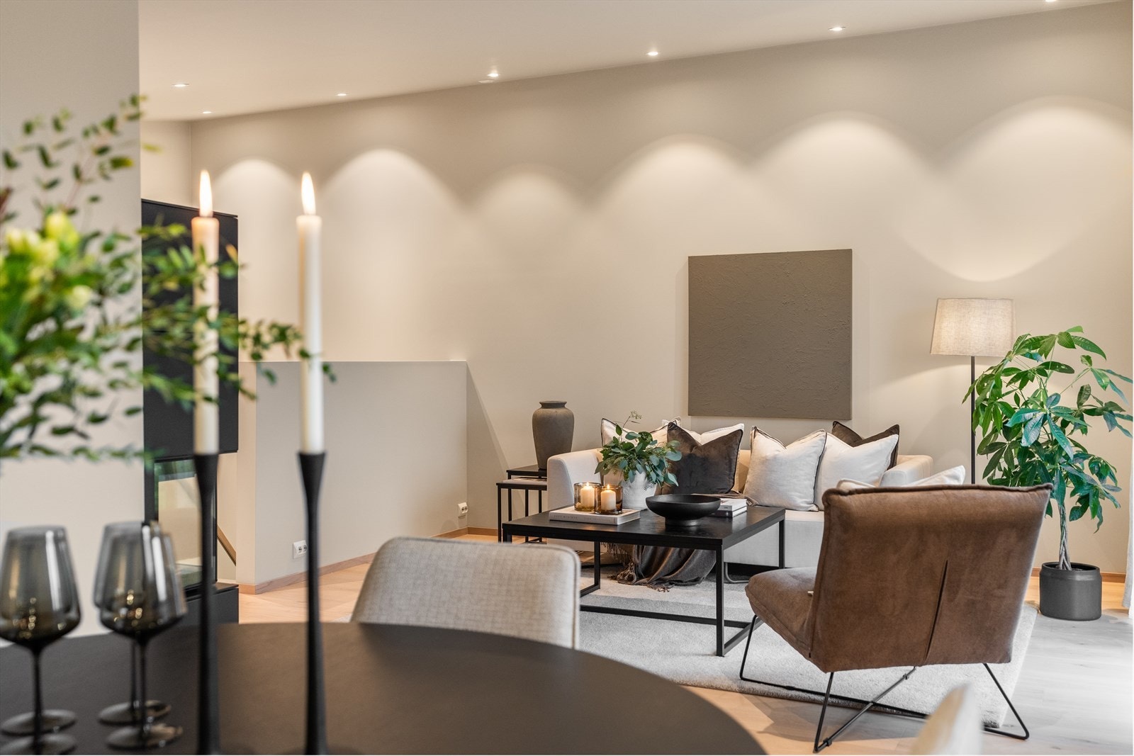 Stuen har en god takhøyde som sikrer en luftig og god atmosfære. Galleribilde