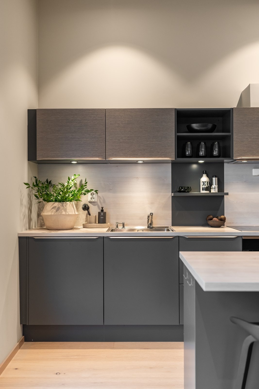 Kjøkkenet har integrert Miele komfyr, platetopp og oppvaskmaskin som medfølger salget. Galleribilde