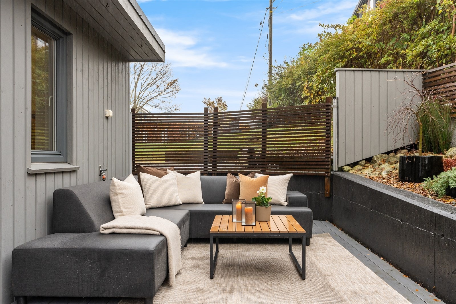 Herlig, sørvendt terrasseområde med god plass til utemøblement Galleribilde