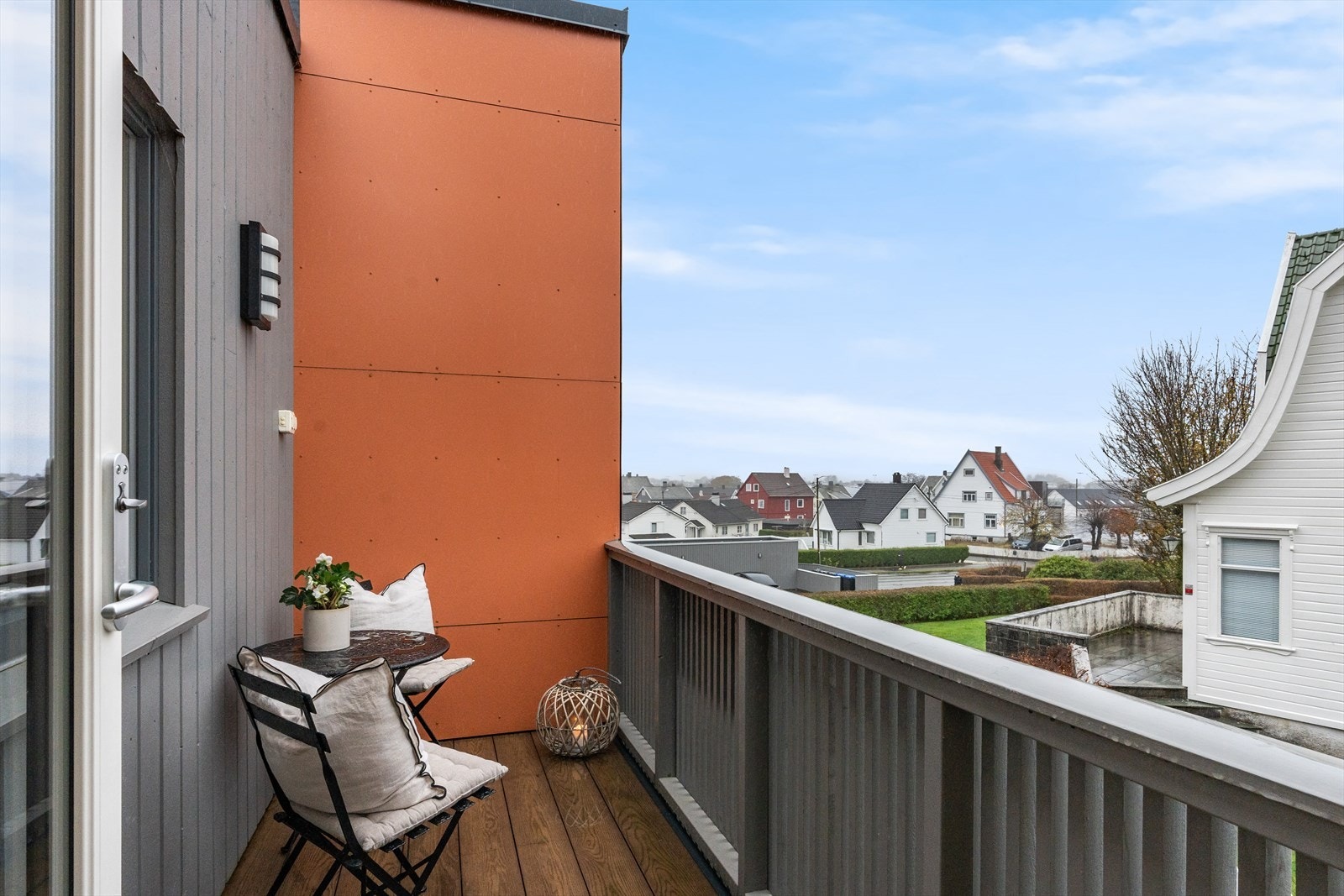 Fra kjøkkenet er det direkte adkomst til herlig lufteterrasse vendt mot nord. Eksklusive Millboard terrassebord. Galleribilde