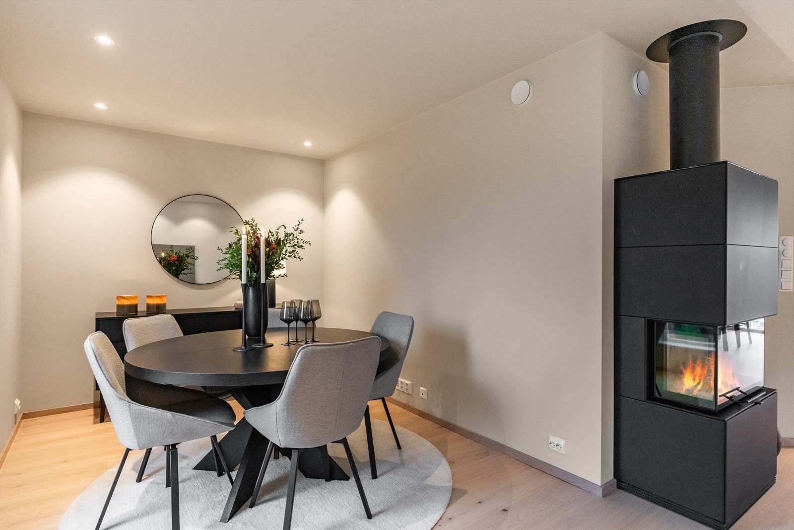 Trivelig spiseplass med plass til stort spisebord. Spisestuen kan med enkle grep gjøres om til boligens 3 soverom. Galleribilde