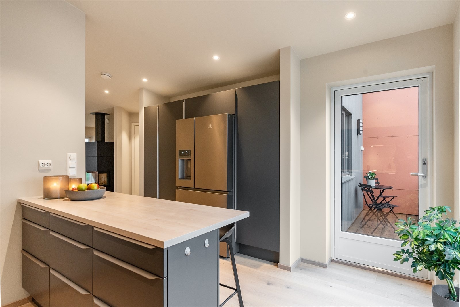 Rikelig med skap- og benkeplass. Galleribilde