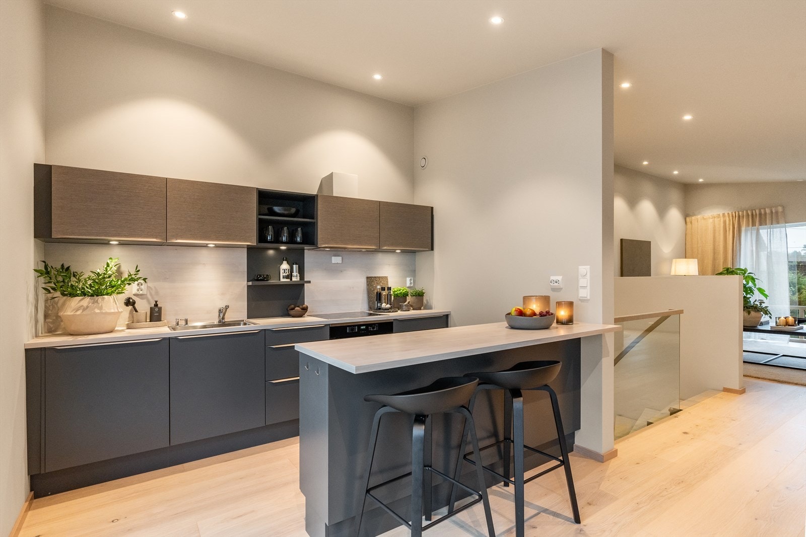 Lekkert og betydelig påkostet HTH kjøkken med tidsriktige fronter og underlimt vask. Galleribilde