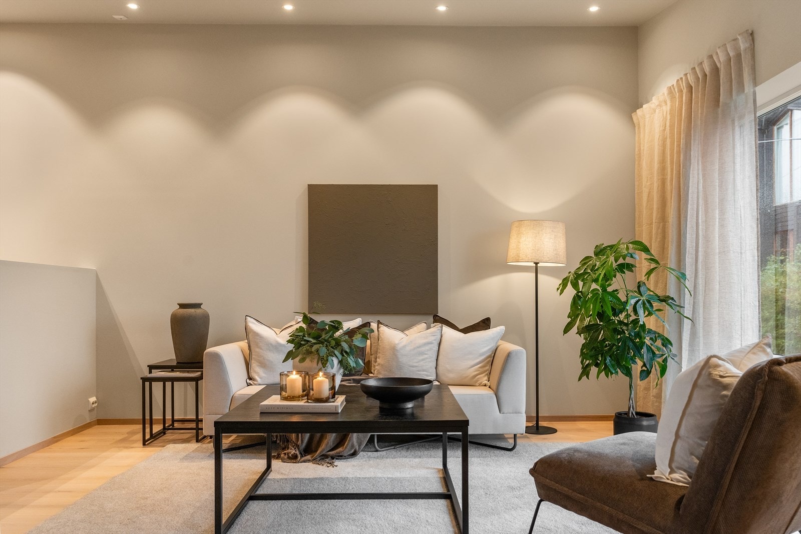 De store vindusflatene sikrer gode lysforhold i stuen. Galleribilde