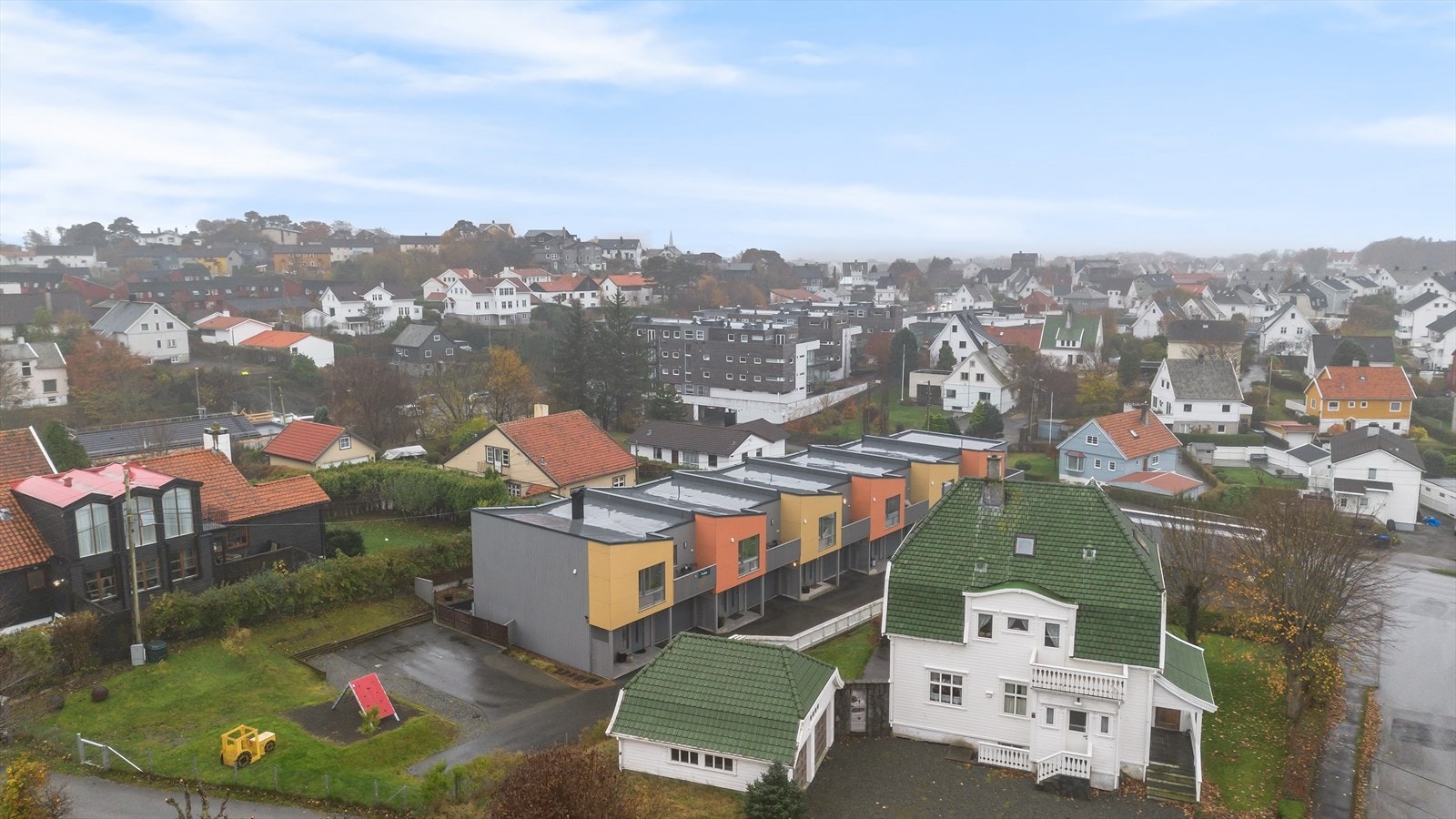 Lett tilgang til byens turområder i Vangen og Djupadalen. Vangen er perfekt for koselige spaserturer eller joggeturer. I varmere tider kan Vangen by på volleyballbaner, fotballbinger og bading med stupebrett i de fleste høyder. Galleribilde