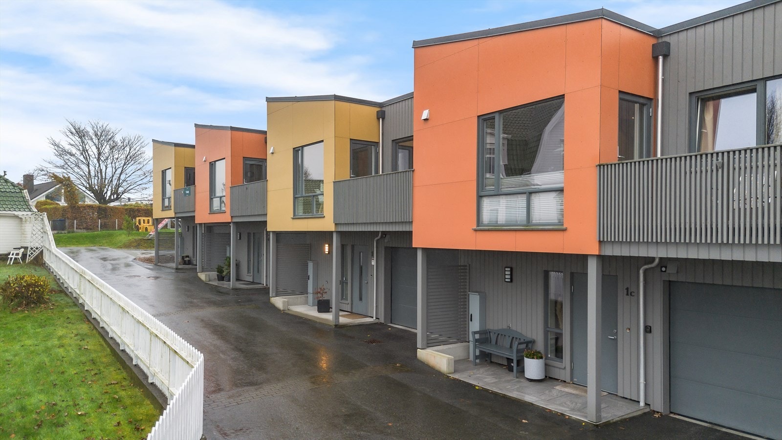 Enderekkehus med sentral beliggenhet i enden av blindvei. Her ligger alt til rette for en urban men tilbaketrukket livsstil. Galleribilde