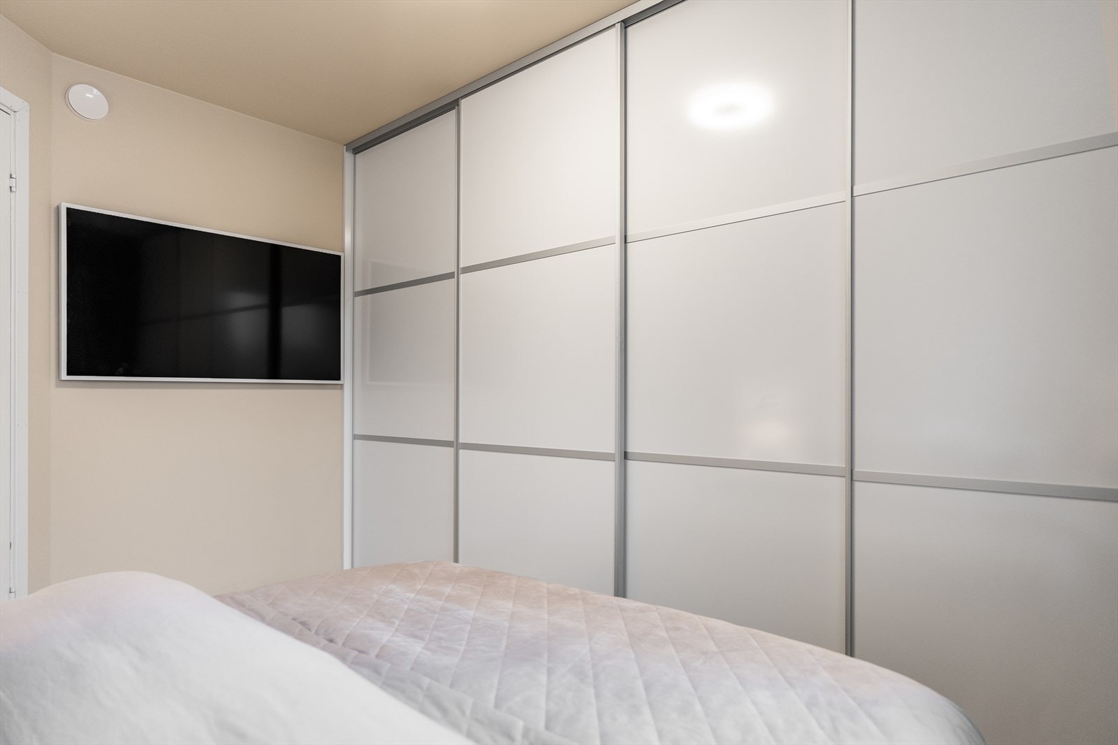 Skjult opplegg for TV. Galleribilde