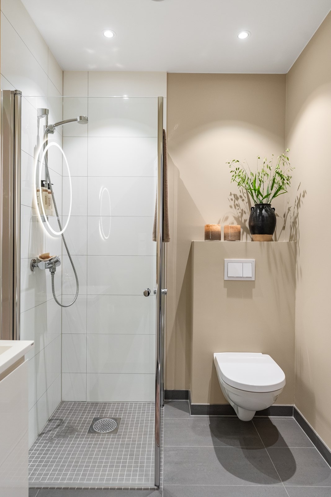 Dusjsonen er oppgradert med hvite fliser på vegg og mosaikkfliser på gulvet. Galleribilde