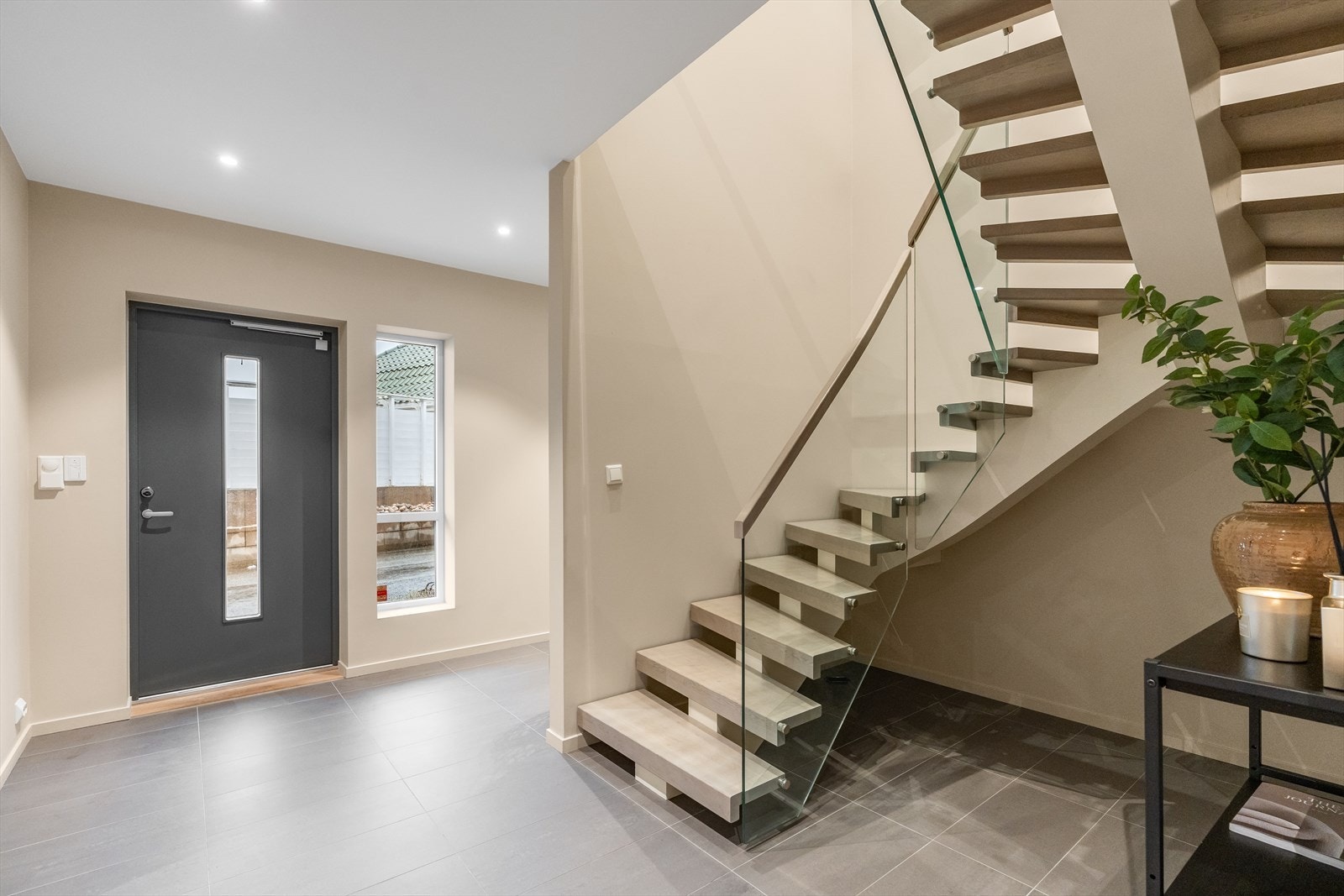 Videre ned i første etasje er det inngangsparti, soverom, bad, separat vaskerom og garasje. Galleribilde