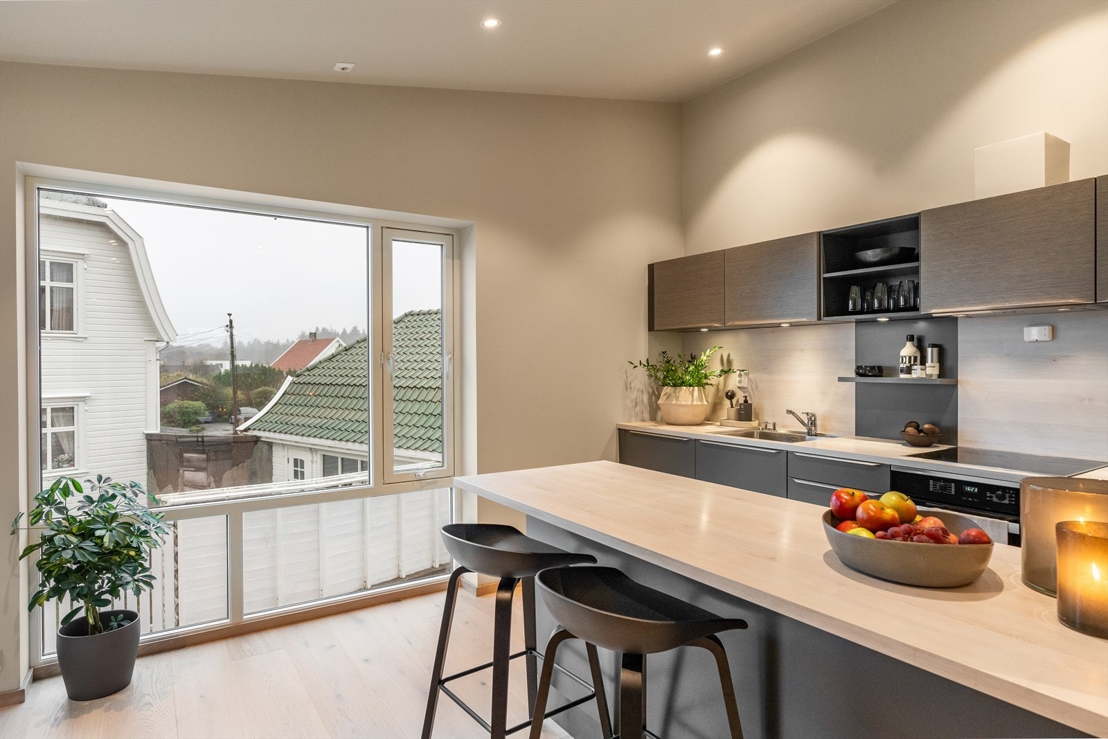 Praktisk kjøkkenøy med ekstra spiseplasser. Galleribilde