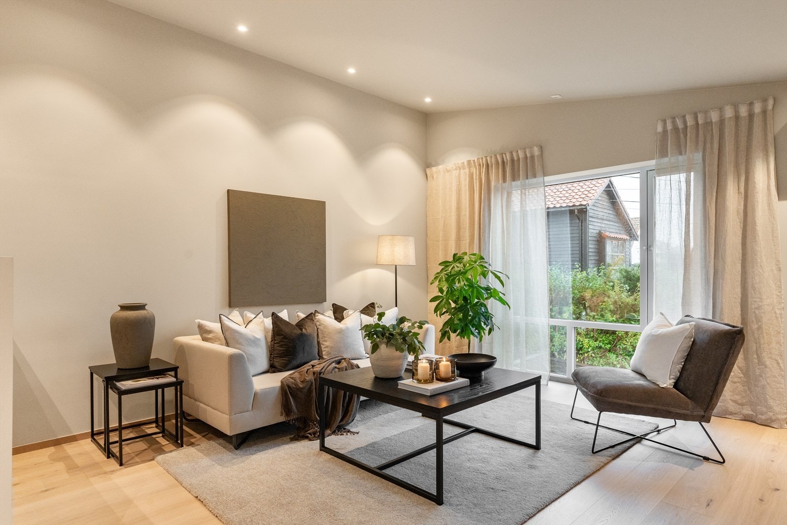 Lys og luftig stue med god plass til sofagruppe og spisebord. Galleribilde