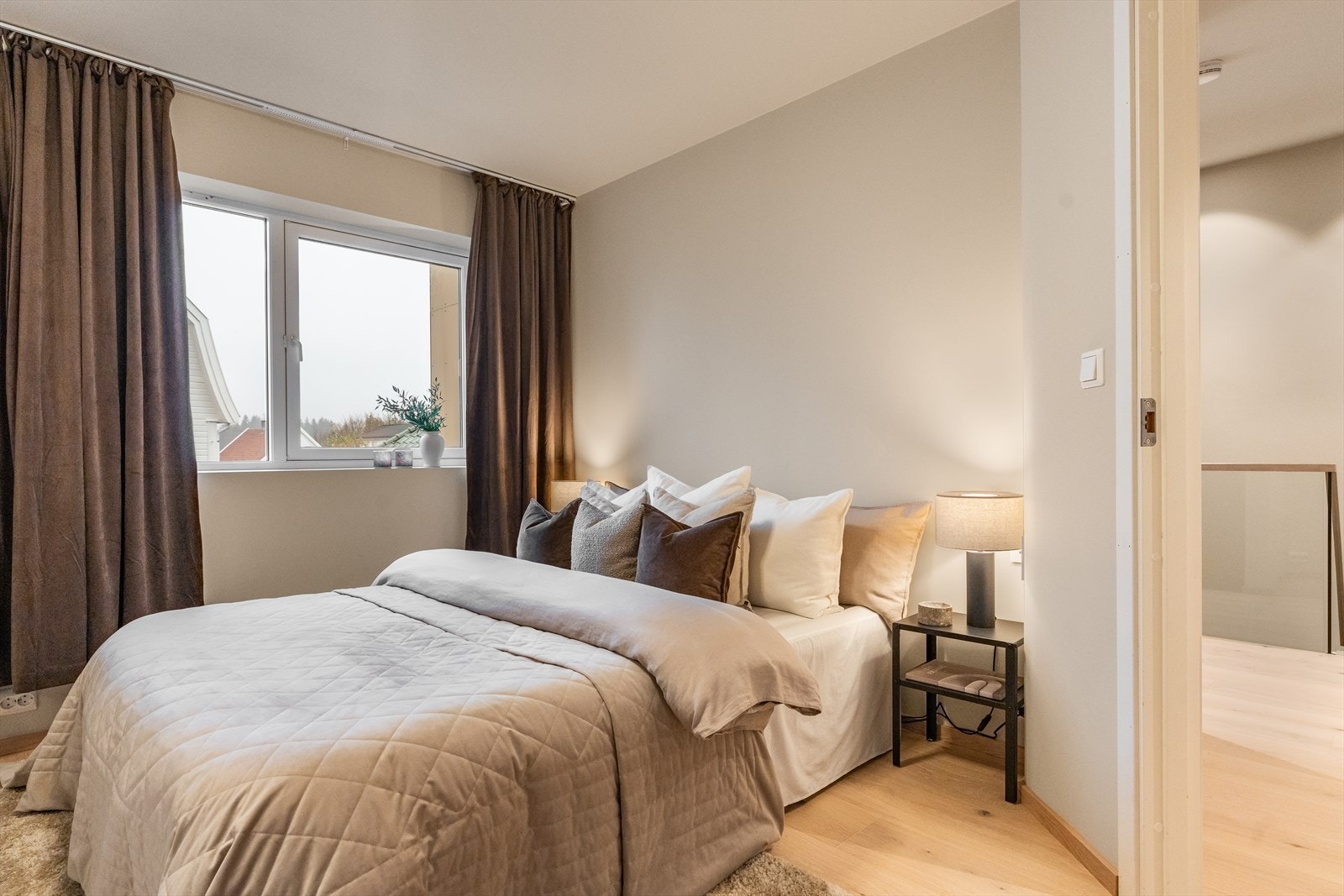 Boligen har i dag to soverom, til fordel for en større stue/kjøkken løsning. Galleribilde