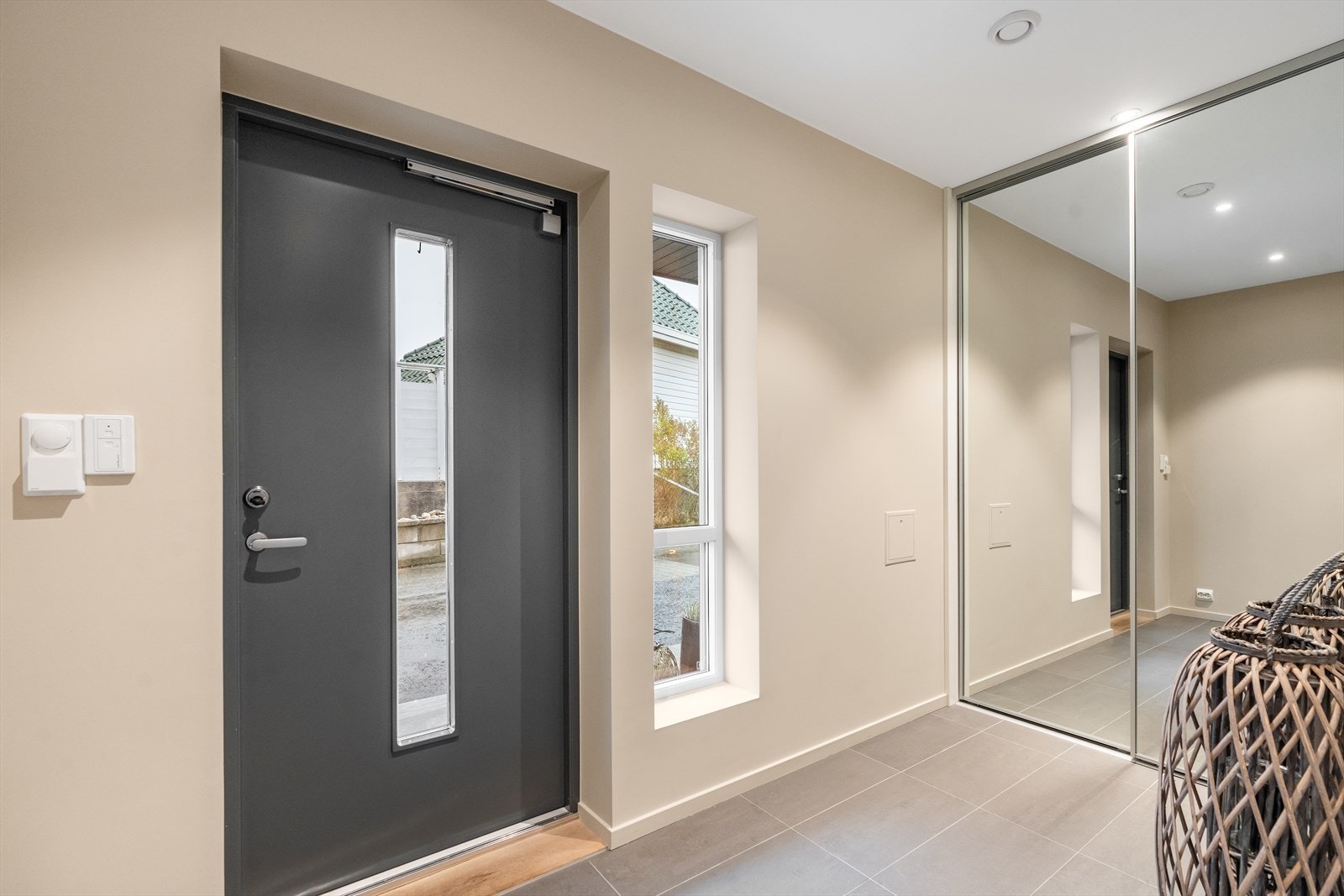 Stor medfølgende skyvedørsgarderobe. Galleribilde