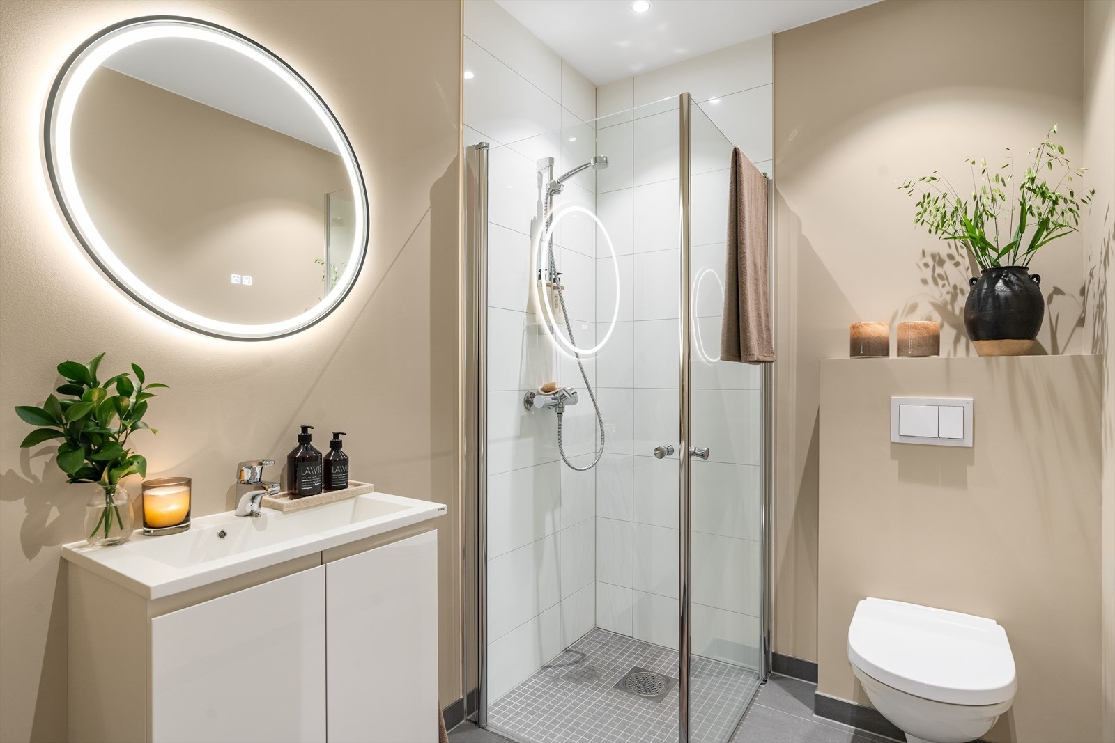 Lekkert bad i 1. etasje med fliser i dusjsone og på gulv, behagelig varme i gulv. Galleribilde