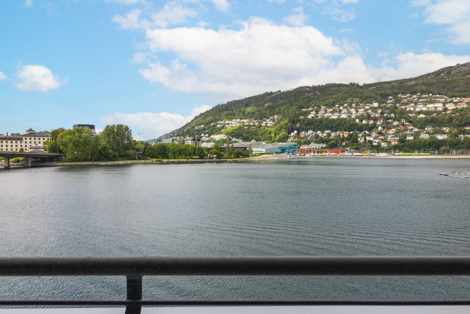 Her kan man nyte sjøluften og utsikten mot Byfjellene. Galleribilde