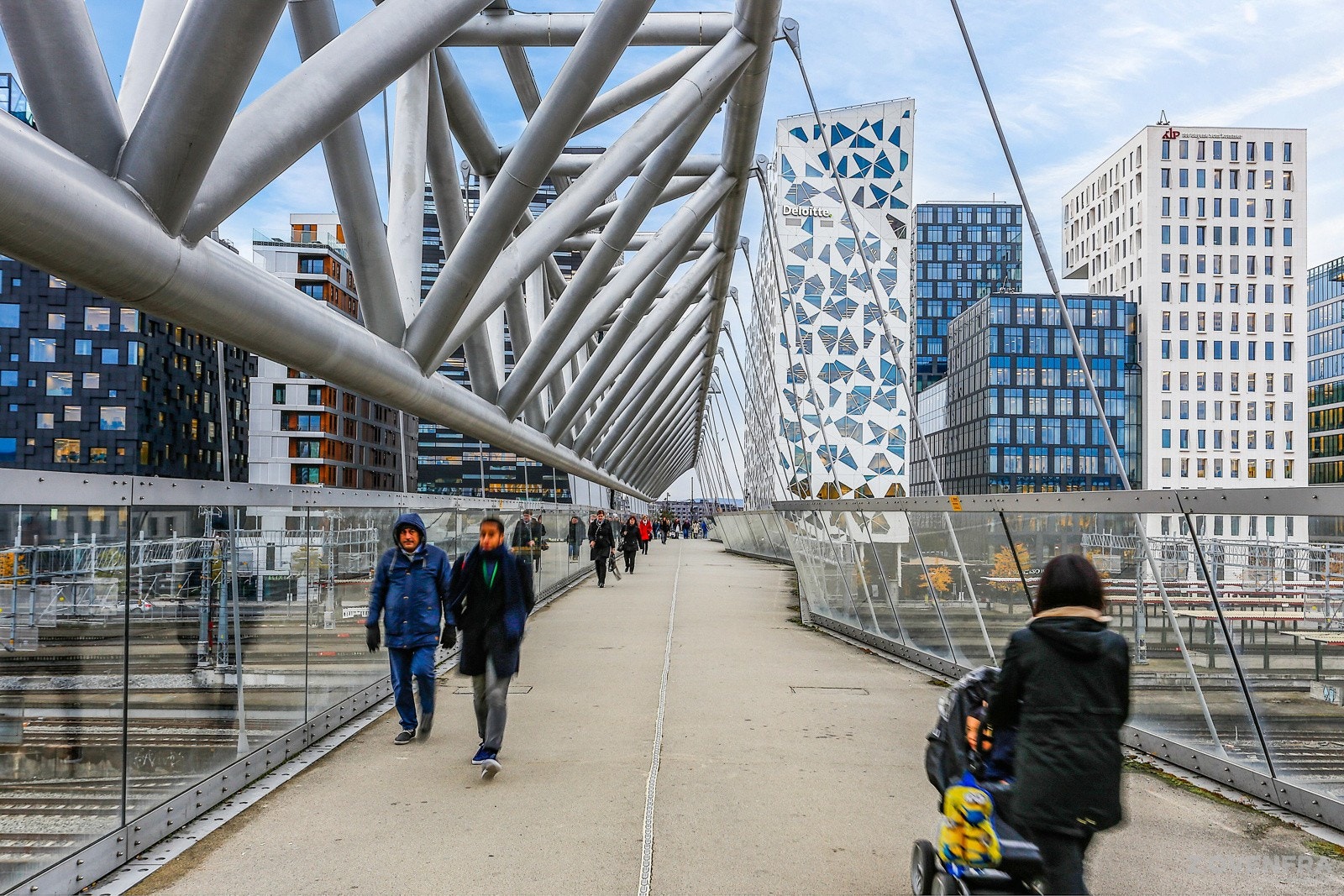 Over brua til Bjørvika - og bademuligheter Galleribilde