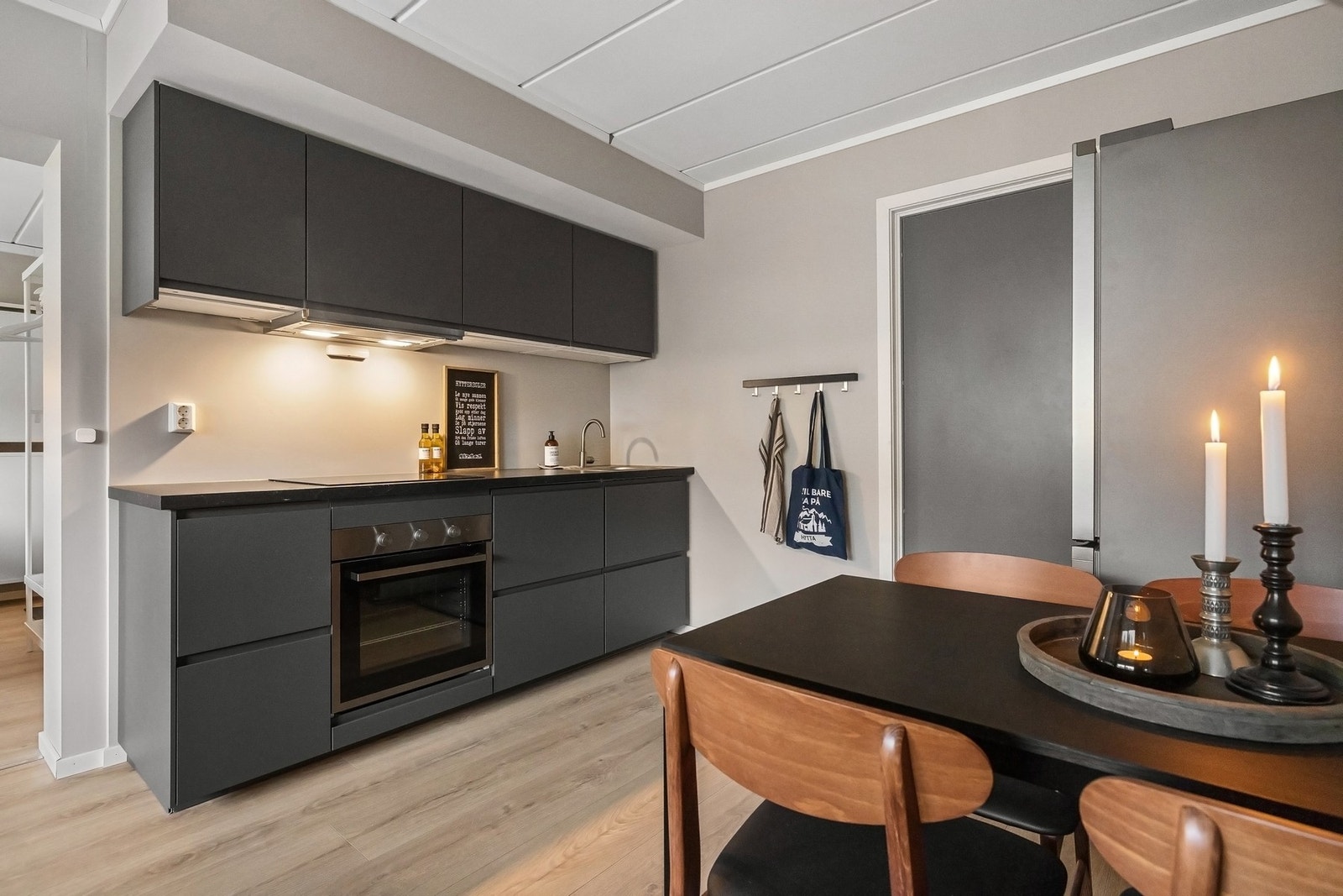 Kjøkkenet er moderne, med integrerte hvitevarer og frittstående kjøleskap. LED lys under skapene, smart skap og skuffe løsning. Galleribilde