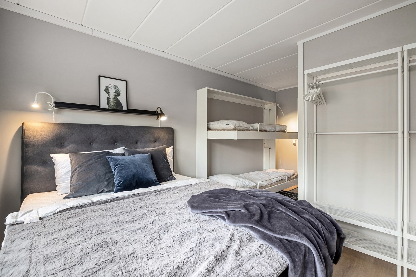 På soverommet er det dobbelseng med lagring under, i tillegg er det montert plassbesparende senger som felles inn når de ikke er i bruk. Galleribilde