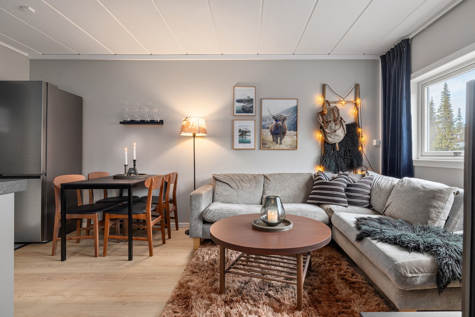 Lyse og trivelige farger som passer godt inn i leiligheten og naturen som befinner seg på utsiden. Galleribilde