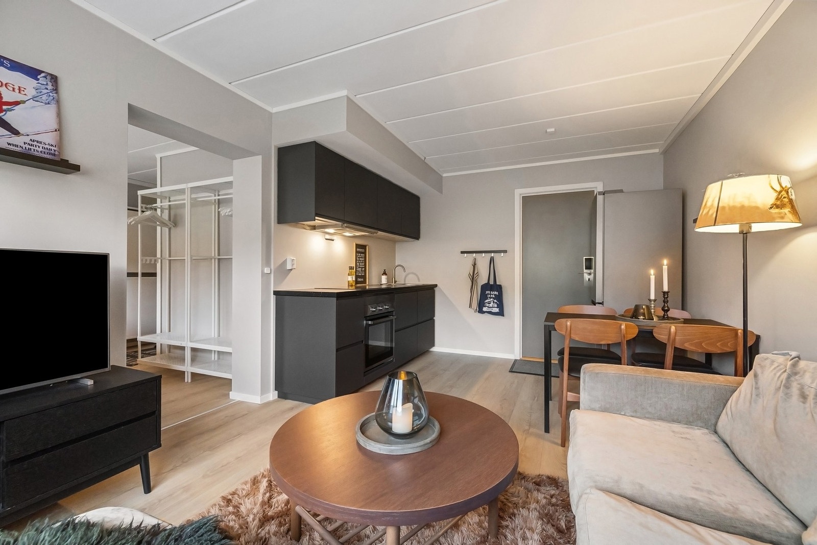 Det er i dag tilrettelagt for hyggelige måltider for hele familien, og rommet byr på et inkluderende miljø for kokken. Galleribilde