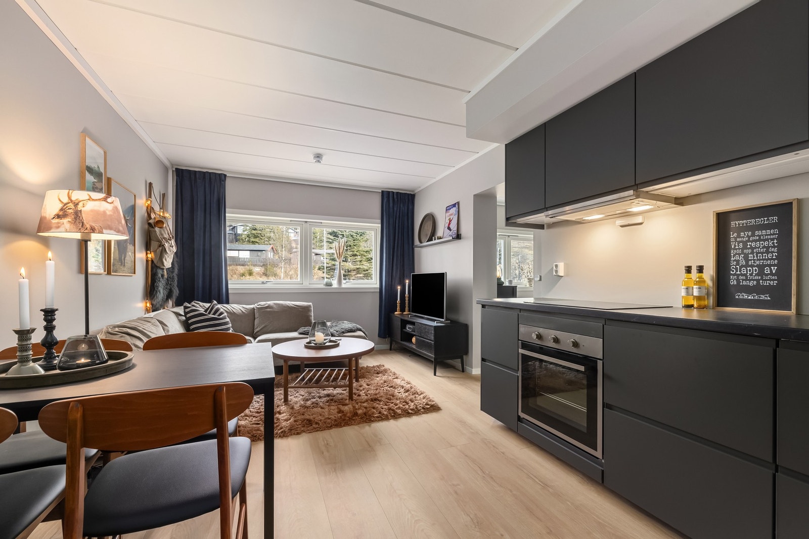 Leilighet 214/216 ligger med gode lysforhold, og er innredet for å skape trivsel under alle opphold. Galleribilde