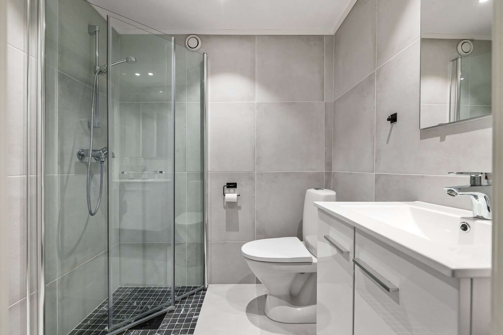 Dusj med god plass, flotte farger og downlights i tak. Galleribilde