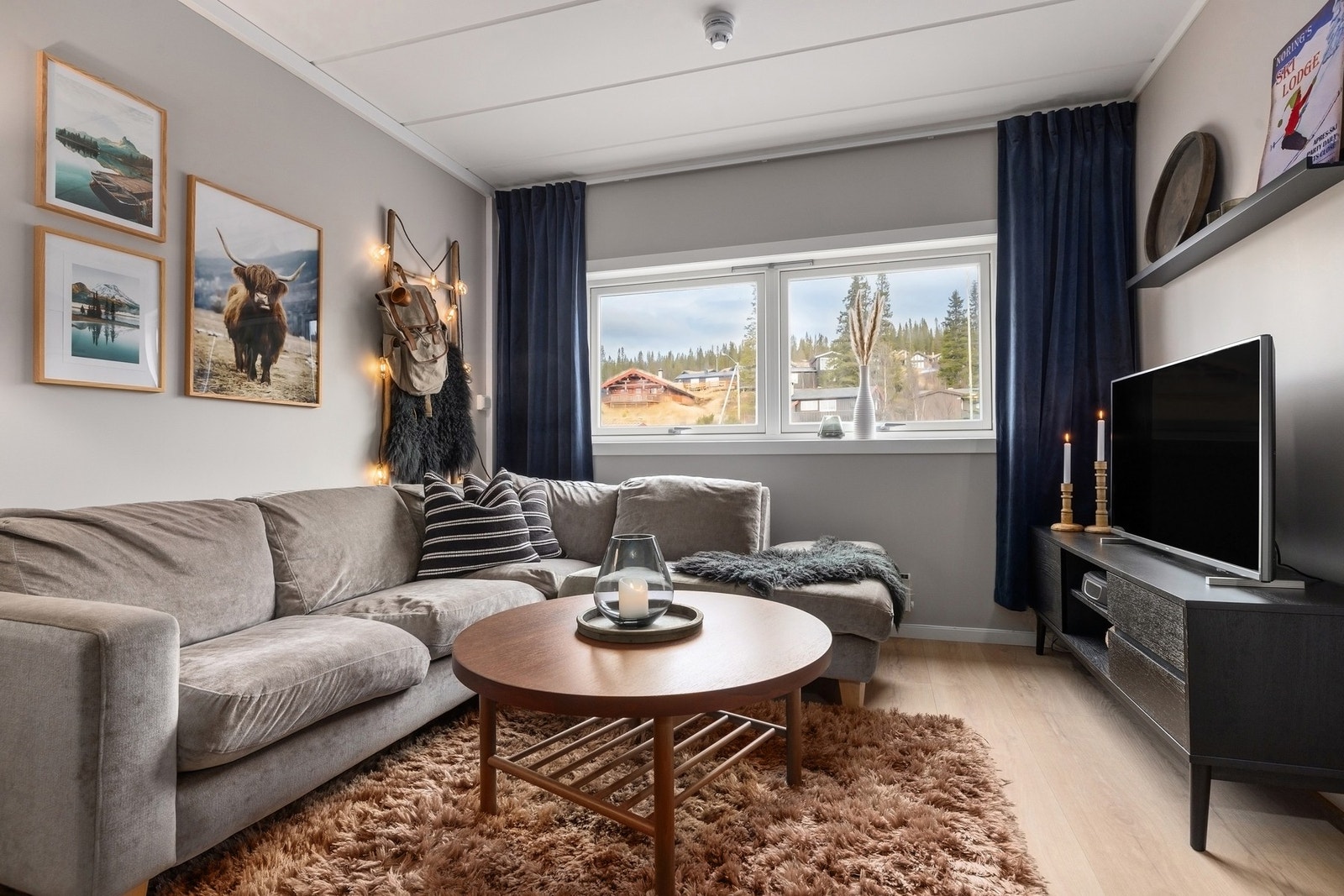 Utsikten er flott, her får man med seg hyttenaboer som nyter tiden ute, enten det er ved bålpannen eller i skisporet. Galleribilde