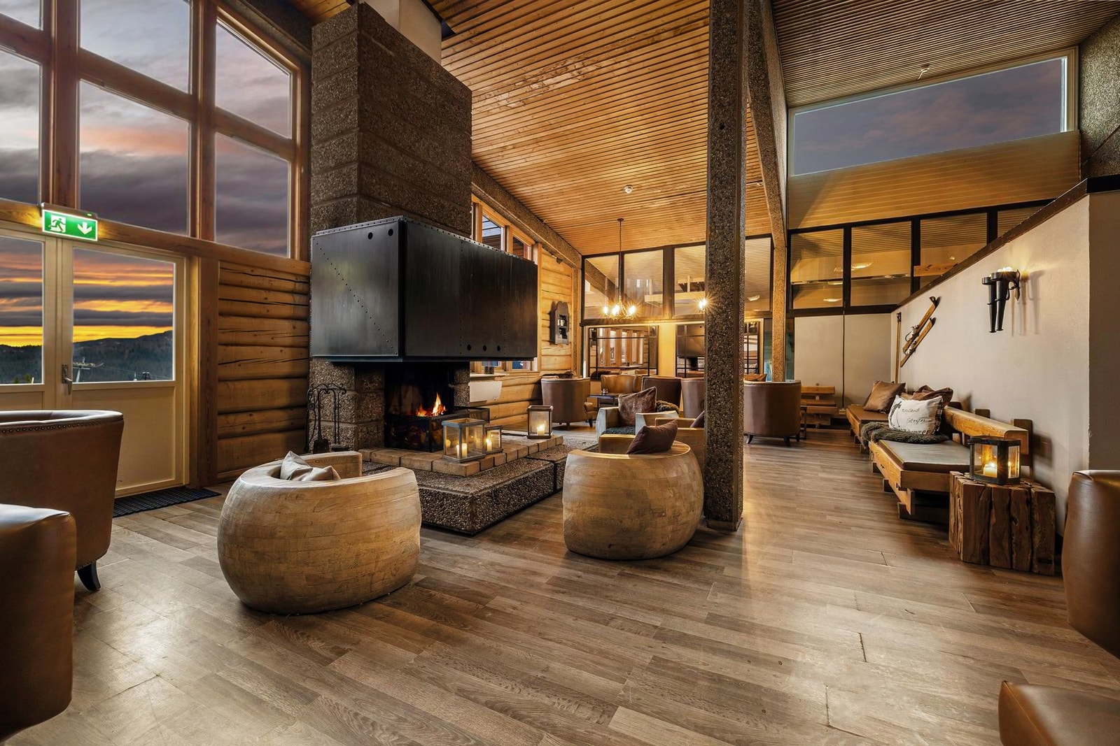 Ønsker du å dele tiden din med andre, eller sitte i den koselige peisestuen og jobbe, så er alt tilrettelagt for dette ved Spåtind. Galleribilde