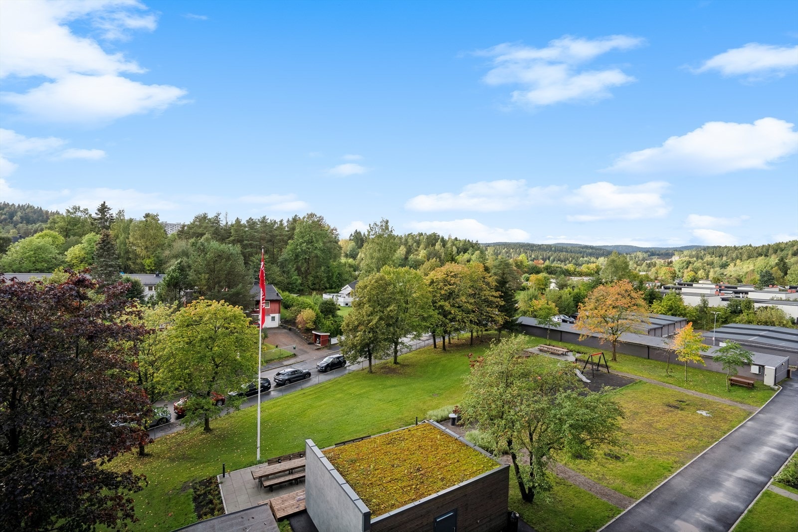 Utsikt fra balkong mot Atriumshusene og Lillomarka Galleribilde