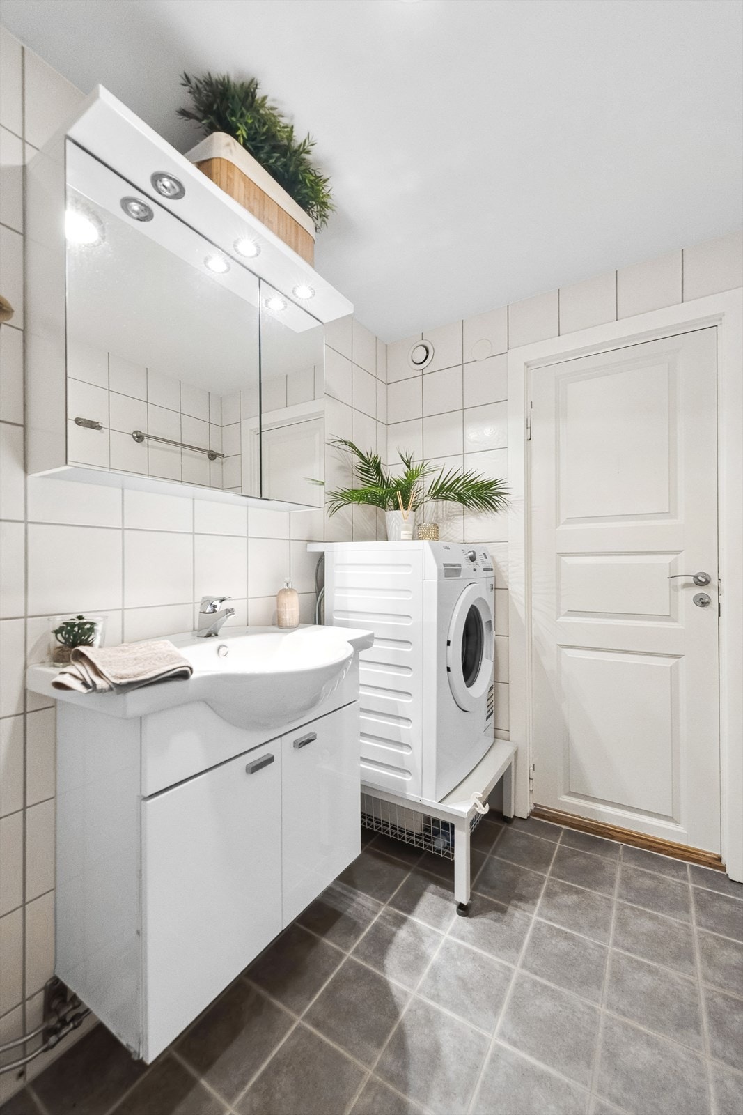 Det er separat bad og WC-rom i denne leiligheten - perfekt for en travel morgen. Galleribilde