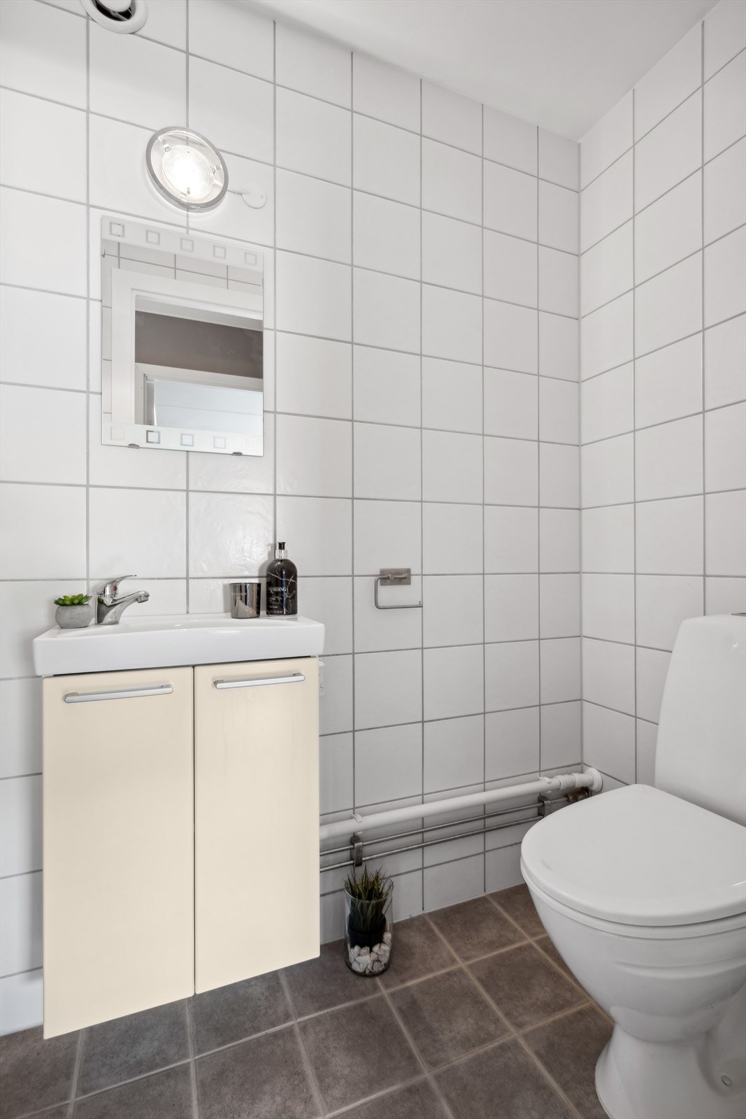 Separat WC-rom pusset opp av borettslaget i ca. 2010. Galleribilde