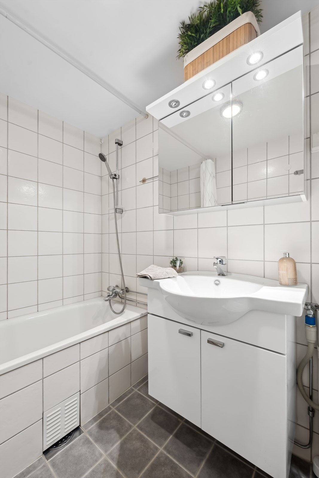 Baderommet har en flott badekar, servantsinnredning med speilskap. Galleribilde