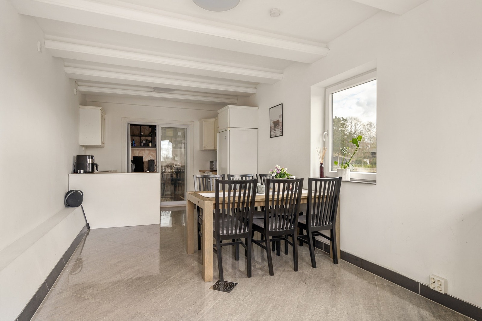 Kjellerhybelen inneholder kjøkken, kontor, bad, stue og 1 soverom Galleribilde