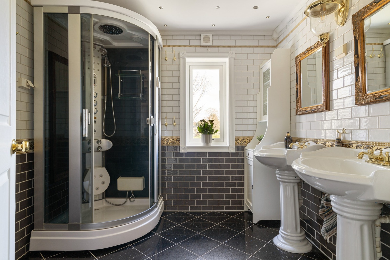 Vakkert flislagt bad fra 2008-10 med unike detaljer Galleribilde