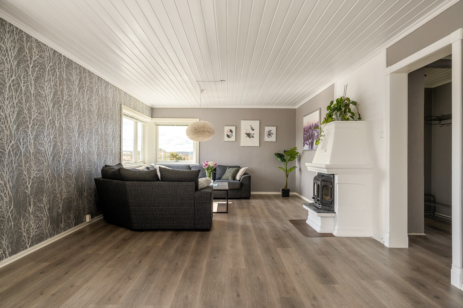 Stue med koselig peis Galleribilde