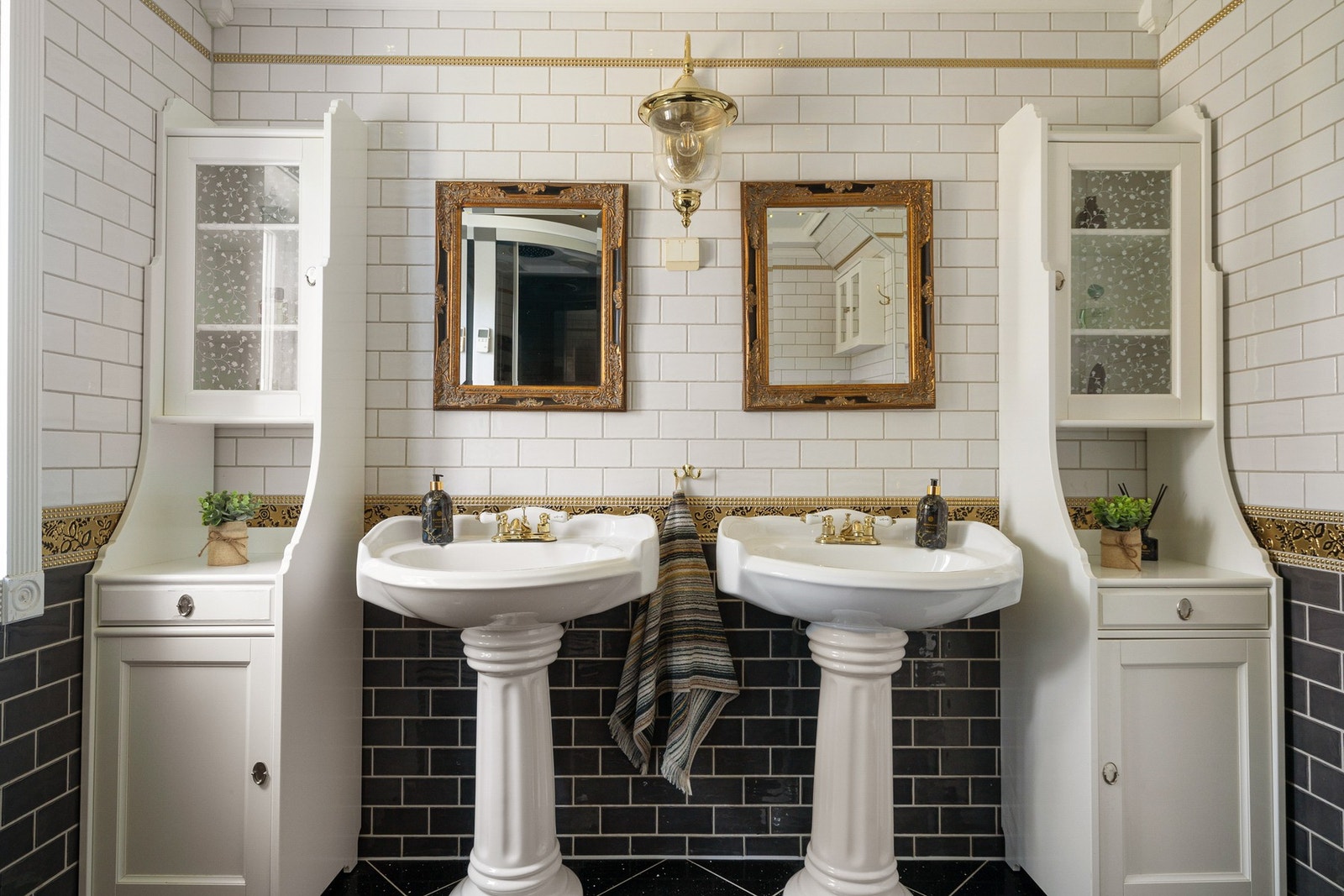 Vakkert flislagt bad fra 2008-10 med unike detaljer Galleribilde