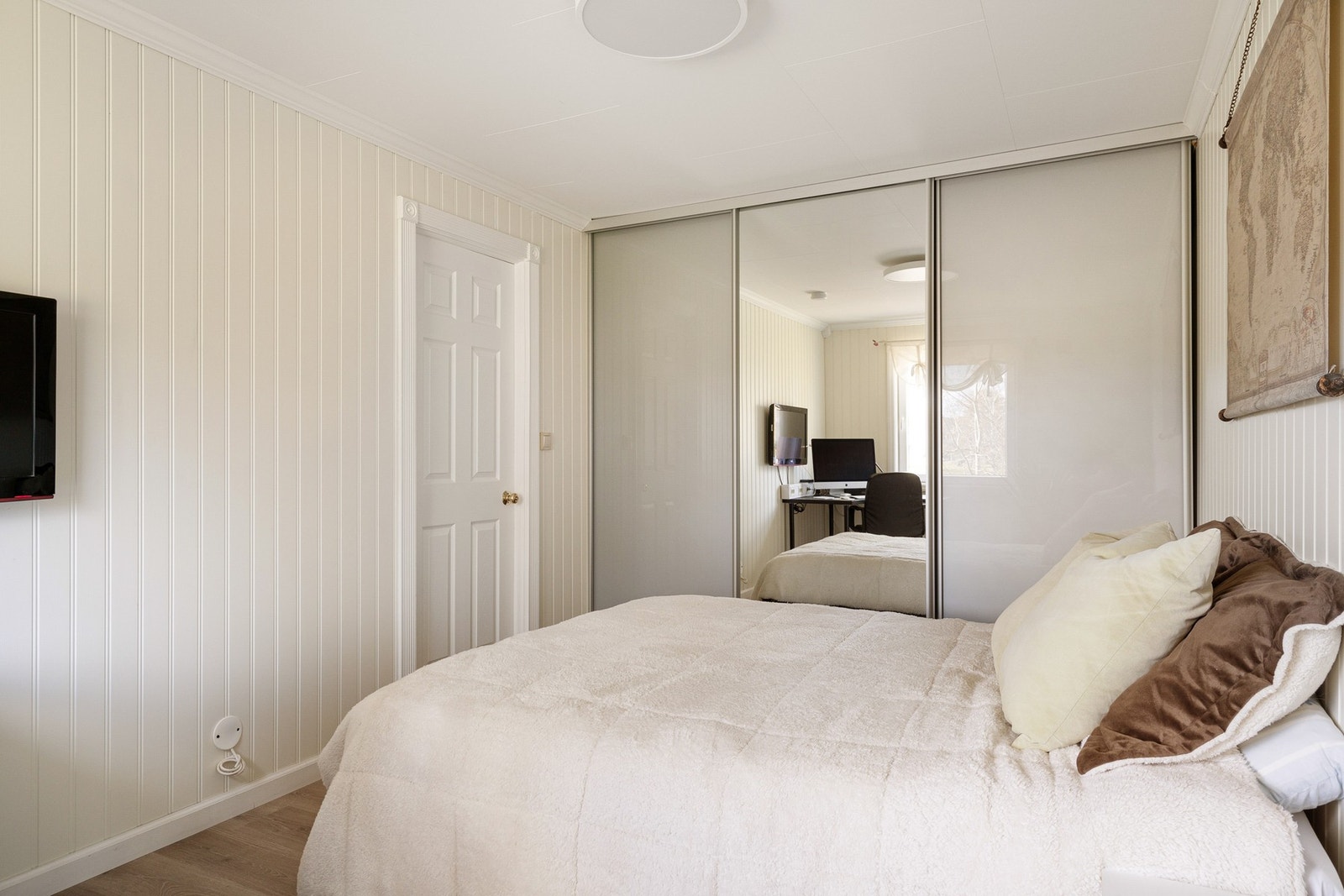 Soverom 3 med praktisk skyvedørsgarderobe Galleribilde