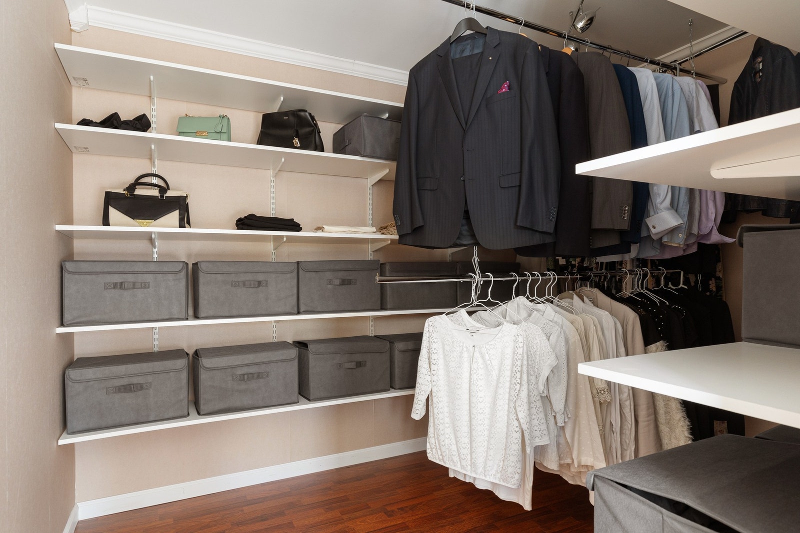 Hovedsoverom har egen walk-in garderobe og balkong Galleribilde