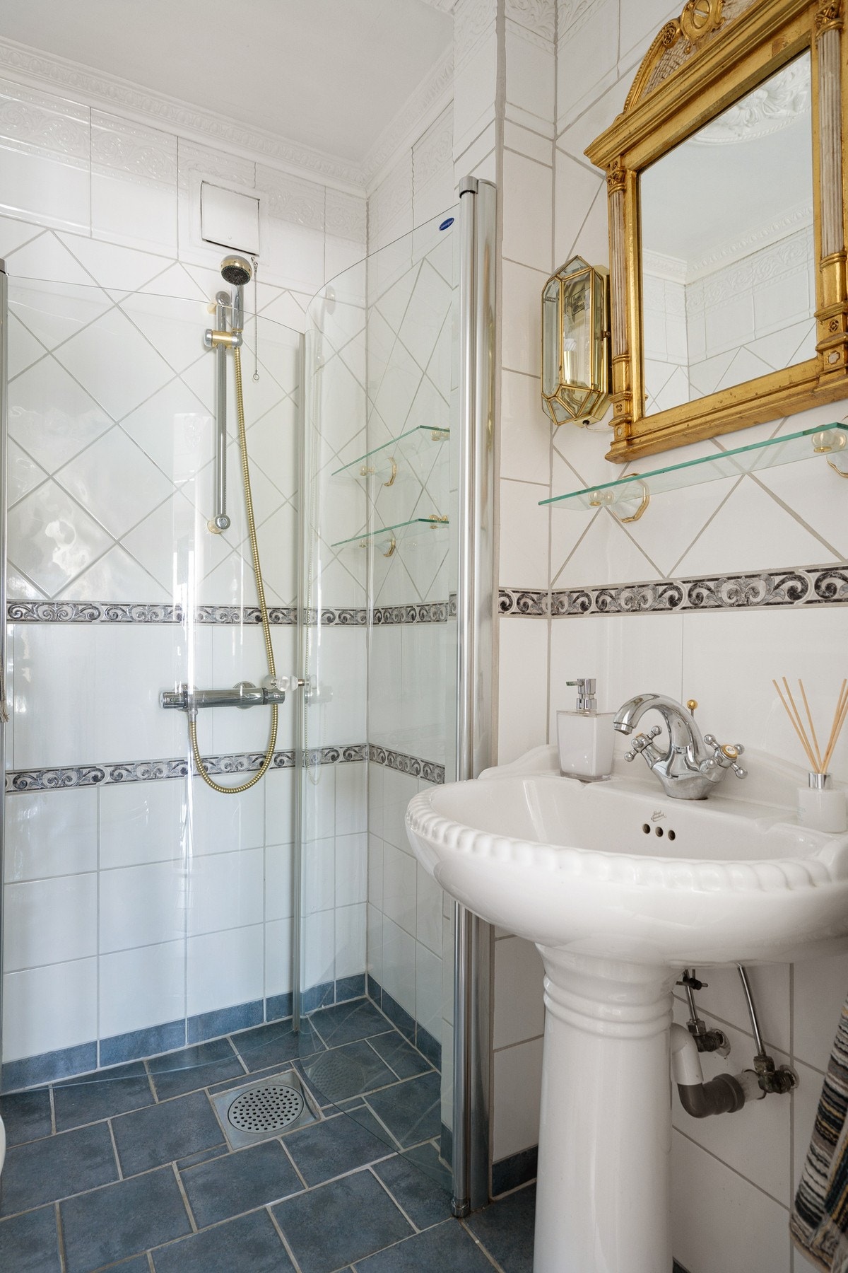 Bad nr. 2 i 1. etasje - Innredet med dusjhjørne, flott servant og opplegg til vaskemaskin Galleribilde