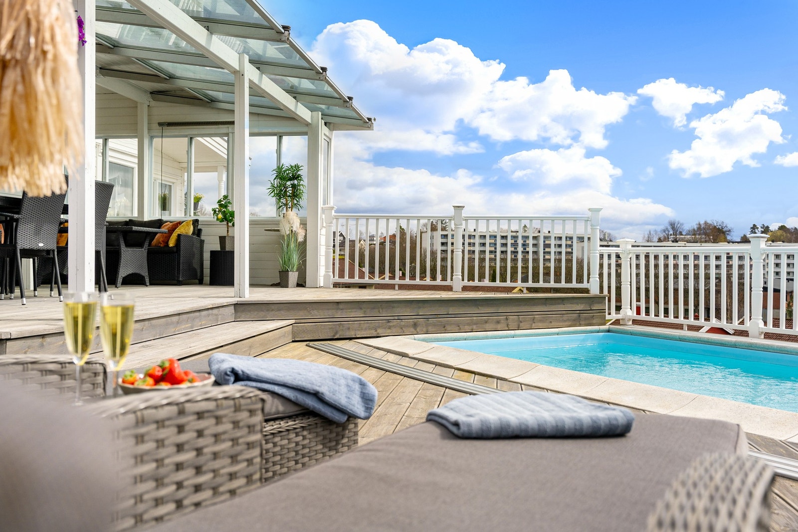 Flott terrasseområde med saltvannsbasseng etablert i 2018 Galleribilde