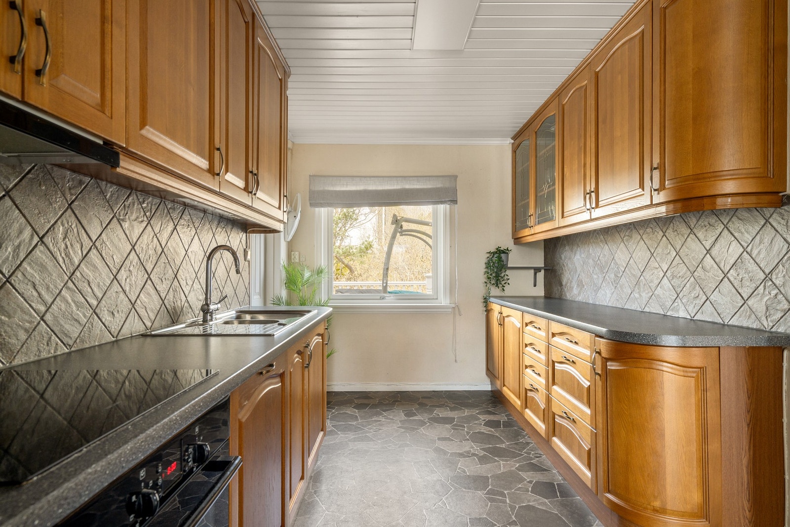 Kjøkkeninnredning fra 2008 med profilerte fronter, laminat benkeplate og oppvaskkum i stål - integrert platetopp og stekeovn Galleribilde