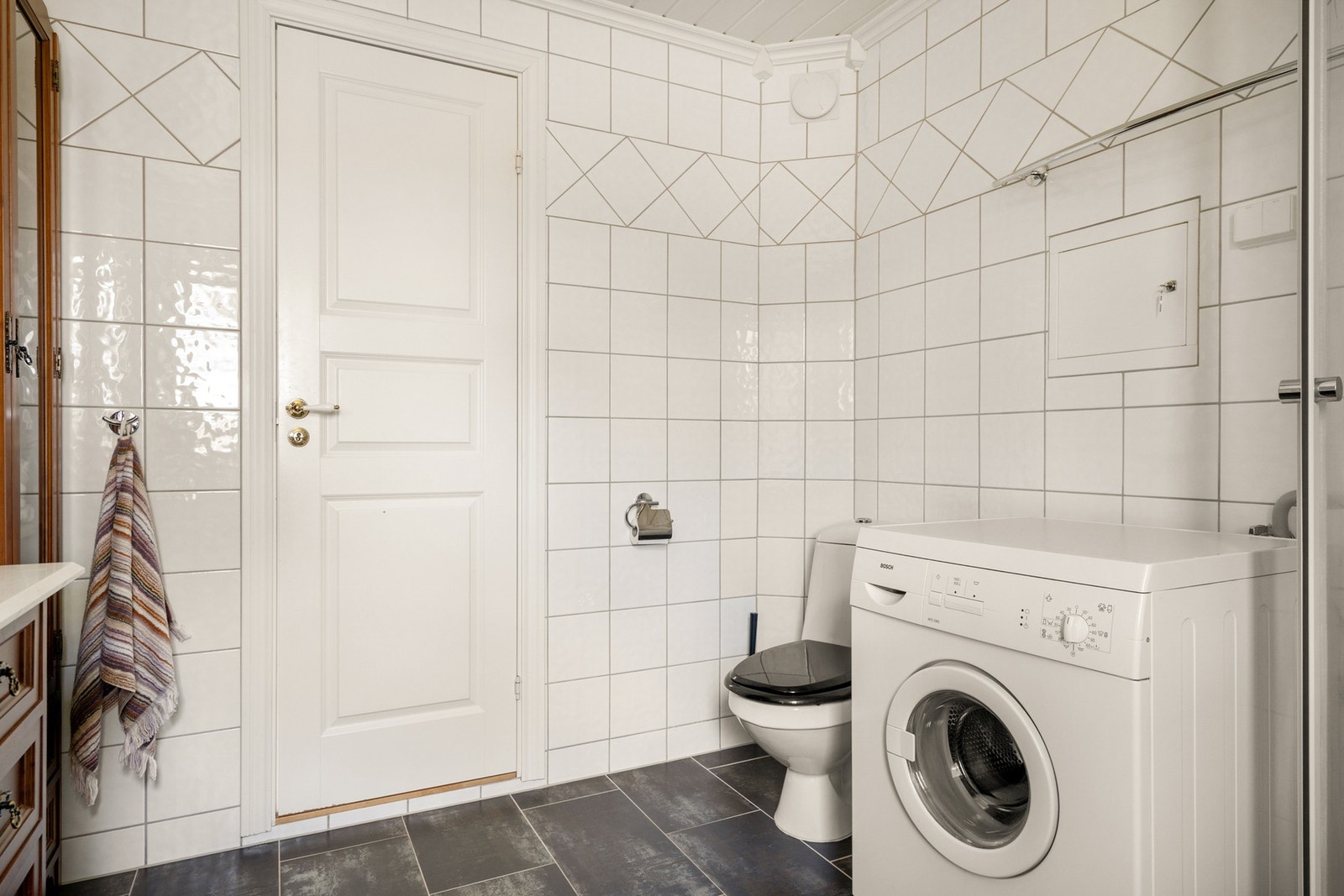 Flislagt bad fra 2008-10 med pen innredning med servant, dusjkabinett og opplegg til vaskemaskin Galleribilde