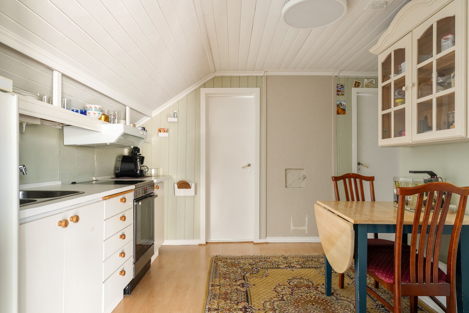 Loftshybelen har et praktisk kjøkken, stue, bad og 2 soverom Galleribilde