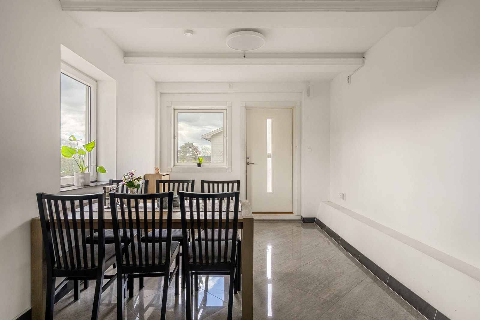 Kjellerhybelen har egen inngang Galleribilde