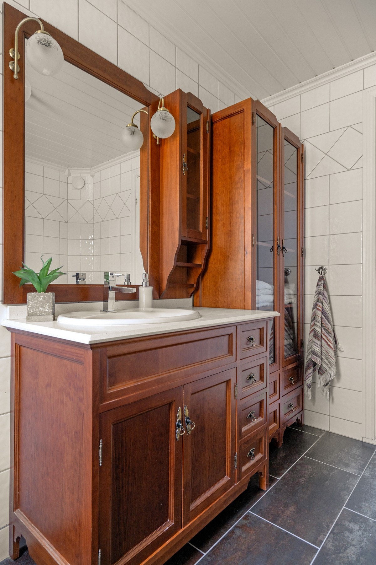 Flislagt bad fra 2008-10 med pen innredning med servant, dusjkabinett og opplegg til vaskemaskin Galleribilde