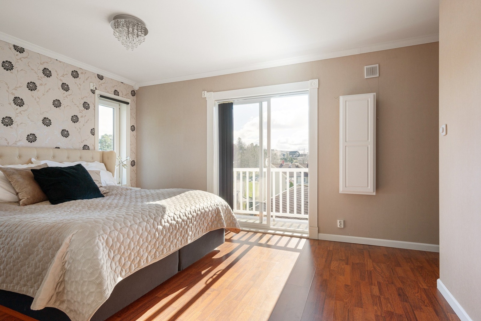 Hovedsoverom har egen walk-in garderobe og balkong Galleribilde