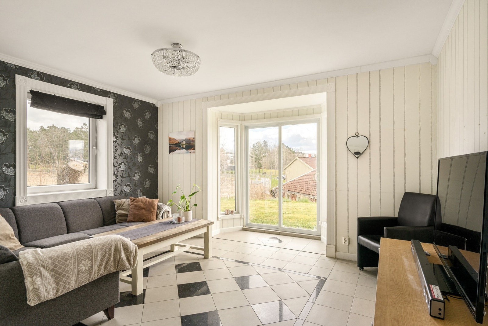 Lys stue med verandadør ut til hagen Galleribilde